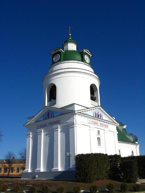 Bela igreja em um fundo de céu azul em Priluky