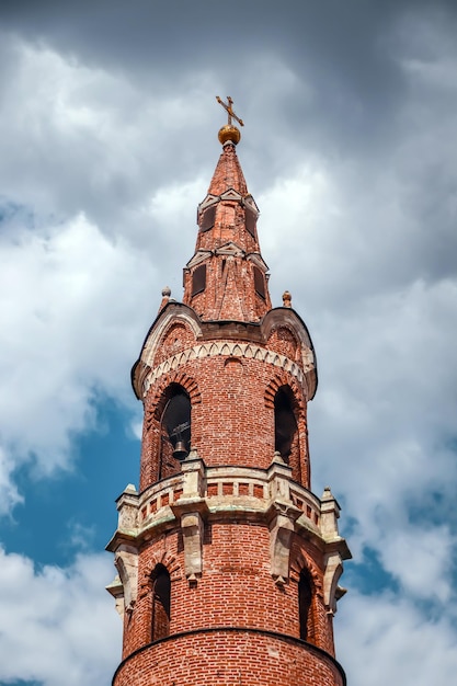 Bela igreja velha de tijolos em uma vila na Rússia