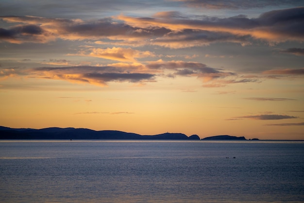 Bela ilha bruny ao amanhecer com nuvens cor de rosa e o oceano abaixo