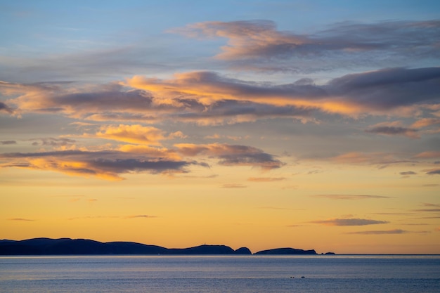 Bela ilha bruny ao amanhecer com nuvens cor de rosa e o oceano abaixo