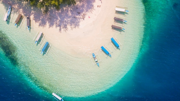 Bela ilha de Gili Nanggu com areia branca