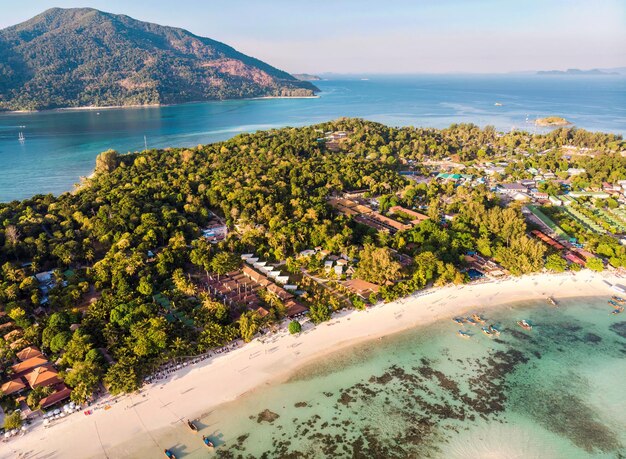 Bela ilha de Koh lipe com barco de pesca tropical e resort na praia no verão