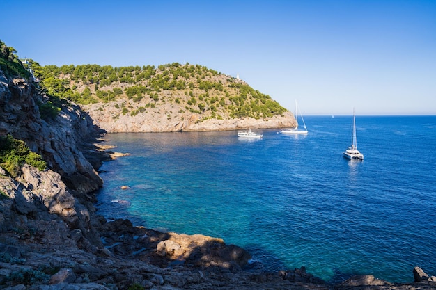 Bela ilha de Maiorca pequena cidade turística de Port de Soller Espanha Europa