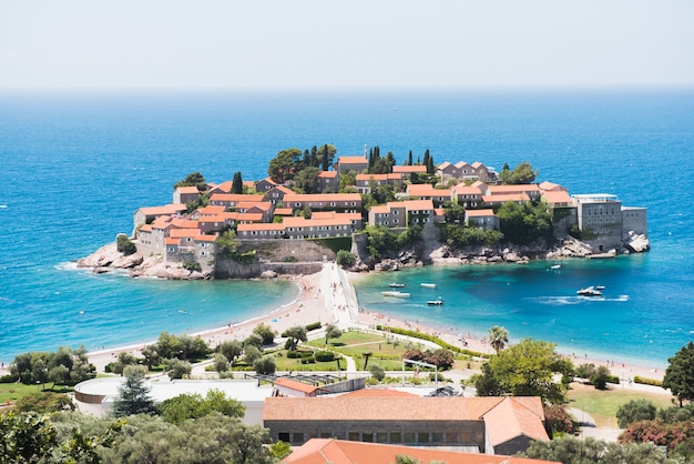 Bela ilha de Sveti Stefan em Budva, Montenegro.