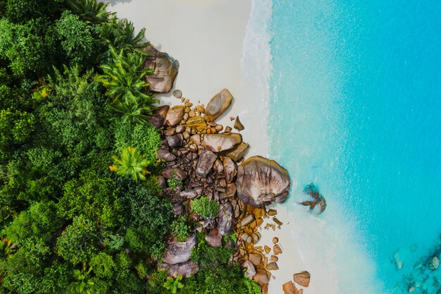 Bela ilha nas seychelles. La digue, praia de anse d'argent. Água que flui e ondas espuma em uma paisagem tropical