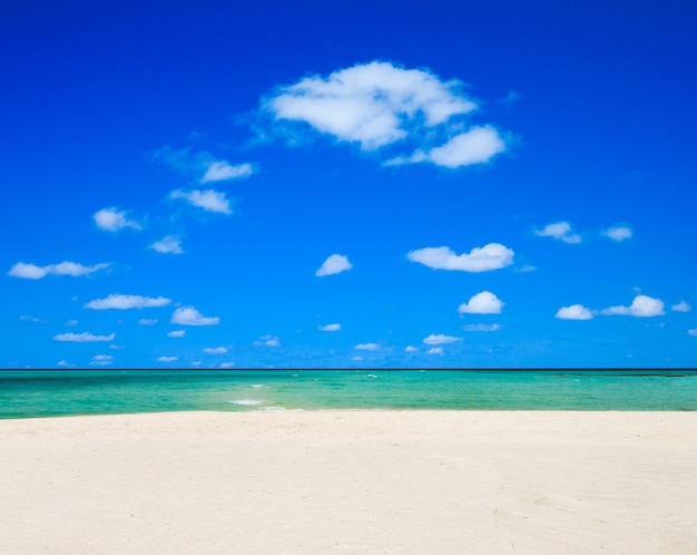 Foto bela ilha tropical das maldivas com praia