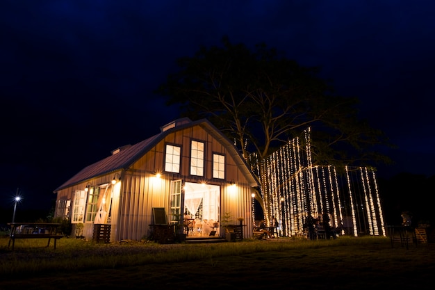 Bela iluminação decorada fazenda à noite, tirada da Tailândia