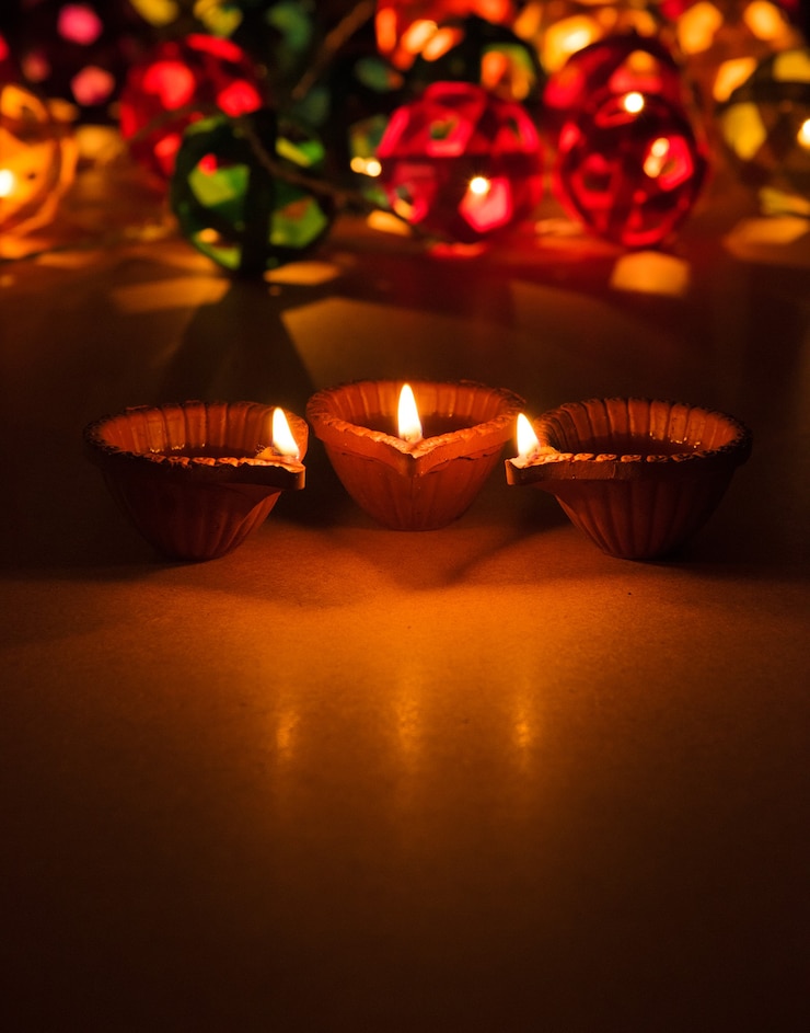 Foto bela iluminação diwali ou diya ou lâmpada a óleo de argila, foco seletivo