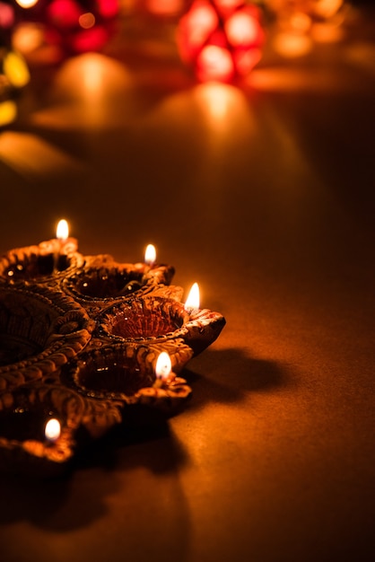 Bela iluminação diwali ou diya ou lâmpada a óleo de argila, foco seletivo