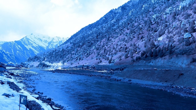 Bela imagem de montanhas com neve e rio