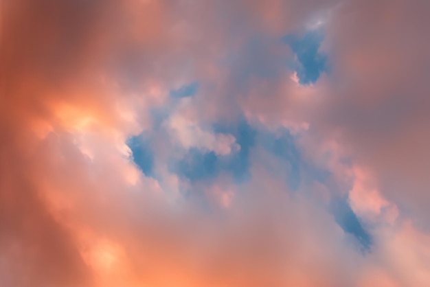 Bela imagem de um céu nublado rosa