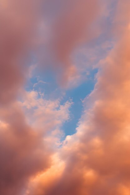 Bela imagem de um céu nublado rosa