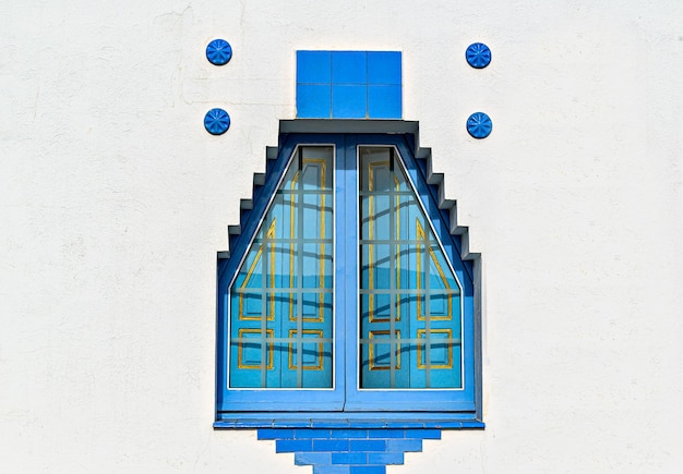 Foto bela janela da mansão azul da peculiar cidade costeira de cadaques girona, espanha