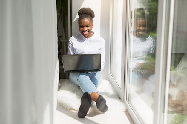 Bela jovem africana com laptop