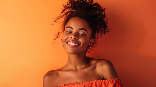 Foto bela jovem afro-americana com cabelos encaracolados e pele impecável sorrindo com os olhos fechados