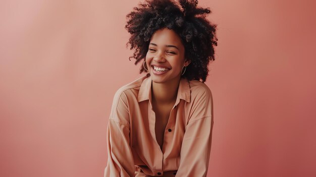 Bela jovem afro-americana com cabelos encaracolados sorrindo e olhando para longe ela está vestindo uma elegante blusa rosa