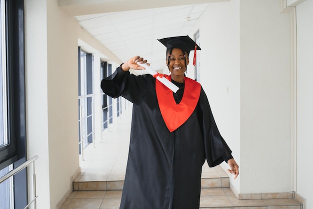 Bela jovem afro-americana graduada com diploma