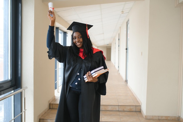 Bela jovem afro-americana graduada com diploma