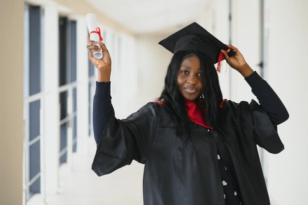 Bela jovem afro-americana graduada com diploma