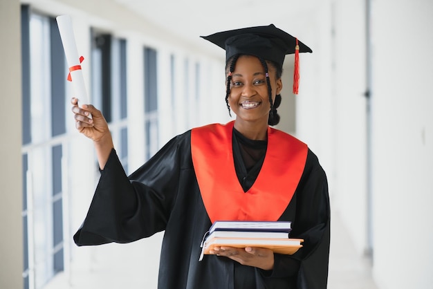 Bela jovem afro-americana graduada com diploma