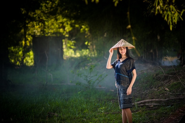 Bela jovem agricultor na Tailândia, mulher sorrindo com sorriso perfeito