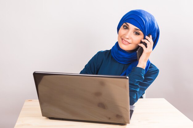 Bela jovem árabe falando no celular em branco