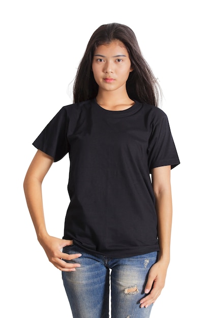 Foto bela jovem asiática em um jeans azul e camiseta preta sobre fundo branco