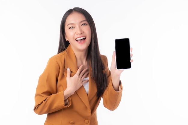 Bela jovem asiática entusiasmada surpresa menina mostrando smartphone com tela em branco tela preta para aplicativo móvel publicidade isolada em fundo branco exibição de smartphone Mock Up Image