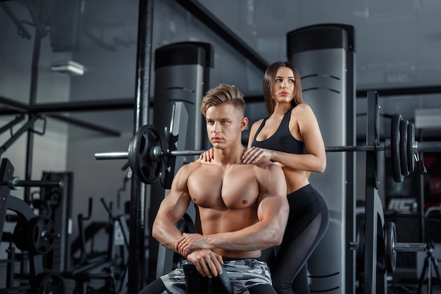 Bela jovem casal sexy desportivo mostrando muscular e treino no ginásio durante photoshooting