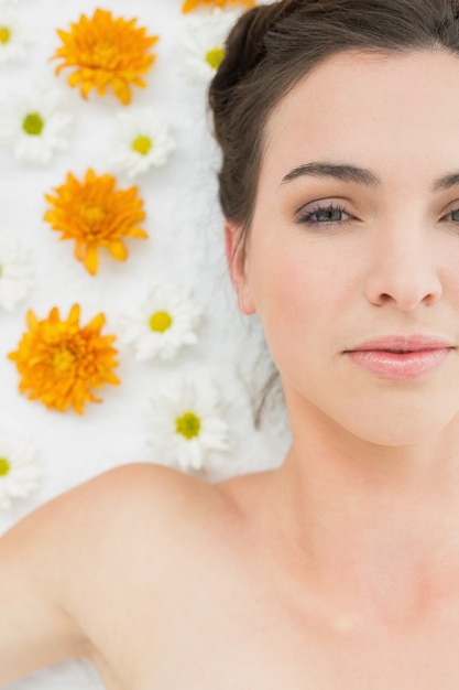 Bela jovem com flores no salão de beleza