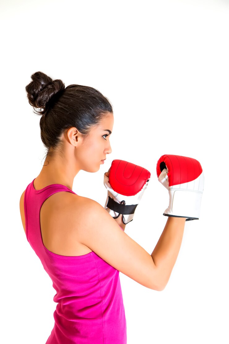 Foto bela jovem com luvas de boxe