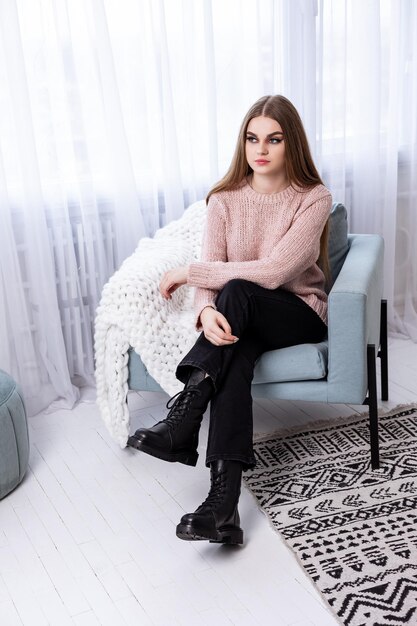 Bela jovem com roupas da moda, com jeans preto e sapatos da moda. Lindas pernas femininas com botas de couro