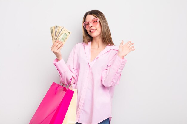 bela jovem com sacolas de compras