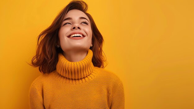 Bela jovem com um sorriso dentado vestindo uma camisola amarela olhando para algo fora da câmera