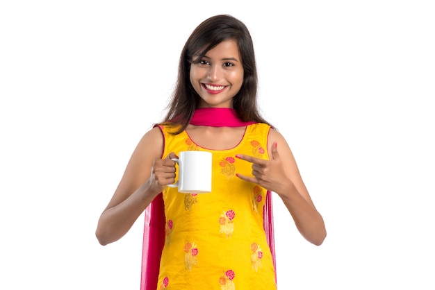 Bela jovem com uma xícara de chá ou café posando