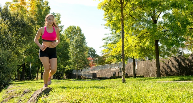 Foto bela jovem correr na natureza