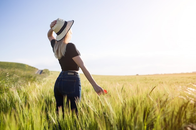 Bela jovem curtindo o verão em um campo.