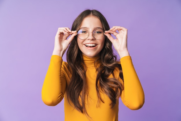 Foto bela jovem de óculos sorrindo e posando para a câmera isolada