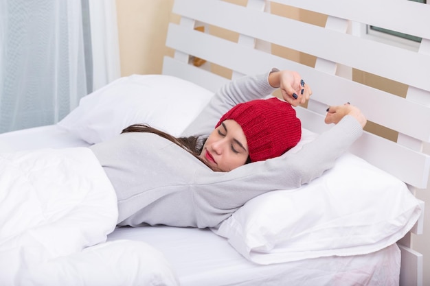 Bela jovem dormindo em uma cama no quarto