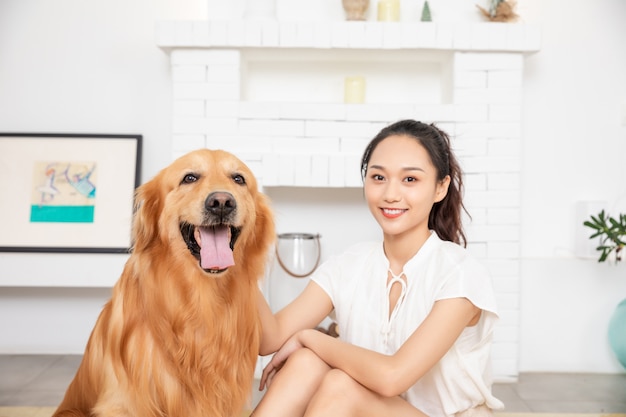 Bela jovem e Golden Retriever são felizes juntos