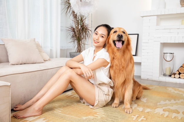 Foto bela jovem e golden retriever são felizes juntos