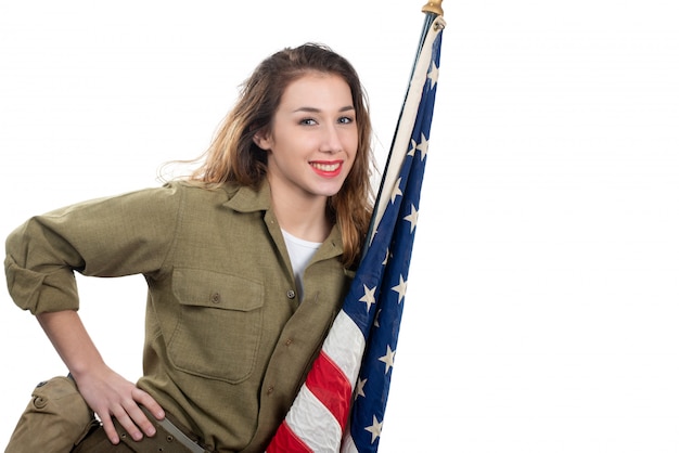Bela jovem em wwii uniforme nos com a bandeira americana
