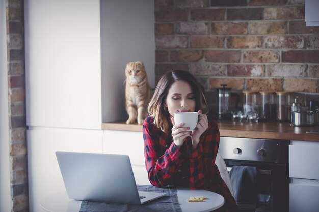 Bela jovem empresária tem um coffee break