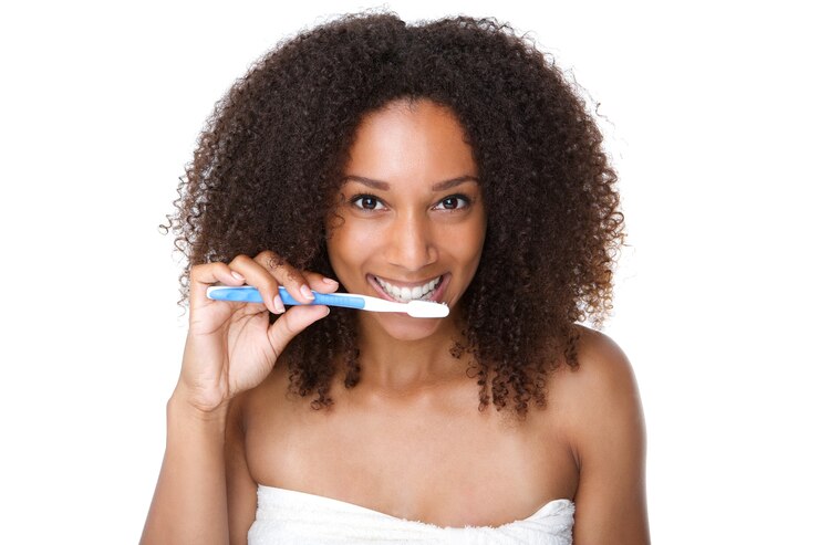 Bela jovem escovando os dentes