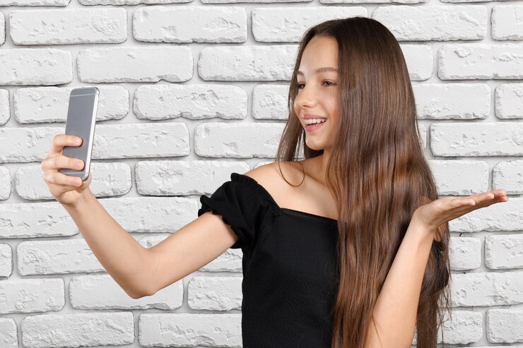 Foto bela jovem está fazendo selfie foto com smartphone