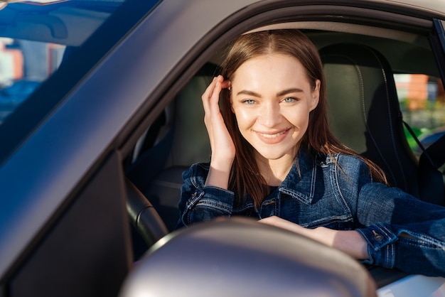 Foto bela jovem feliz carro imagem linda jovem que dirige carro