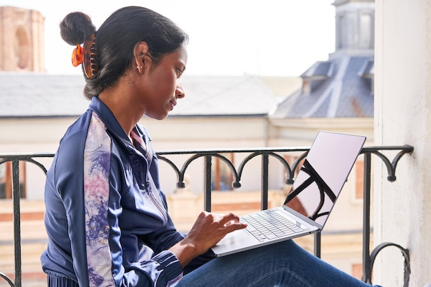 Bela jovem indiana trabalhando no laptop