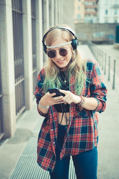 bela jovem loira cabelo mulher hipster escuta música