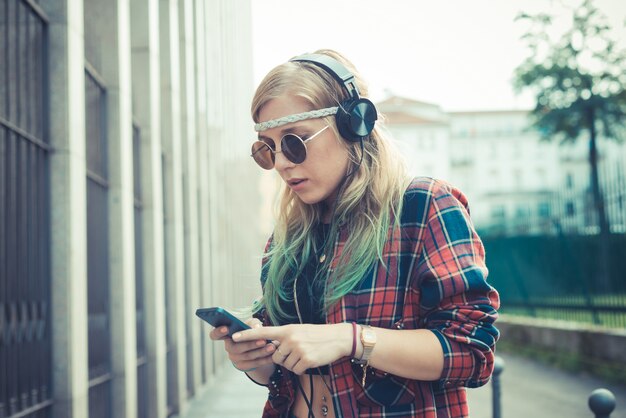 bela jovem loira cabelo mulher hipster escuta música