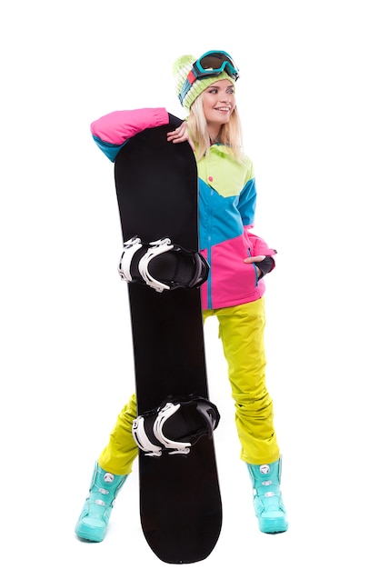 bela jovem loira com casaco de neve colorido segurar snowboard